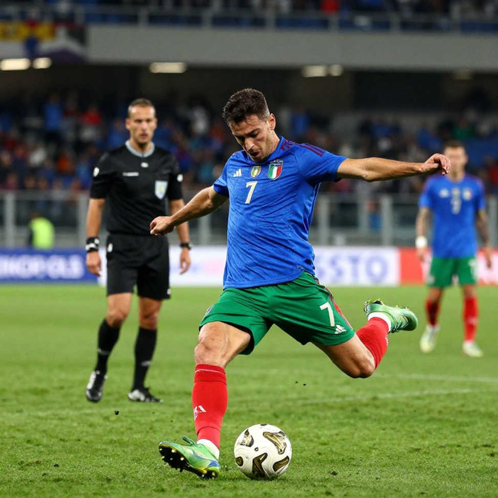Amorim adapts at Milan while Carrick sinks deeper at Manchester United Amorim adapts at Milan while Carrick sinks deeper at Manchester United