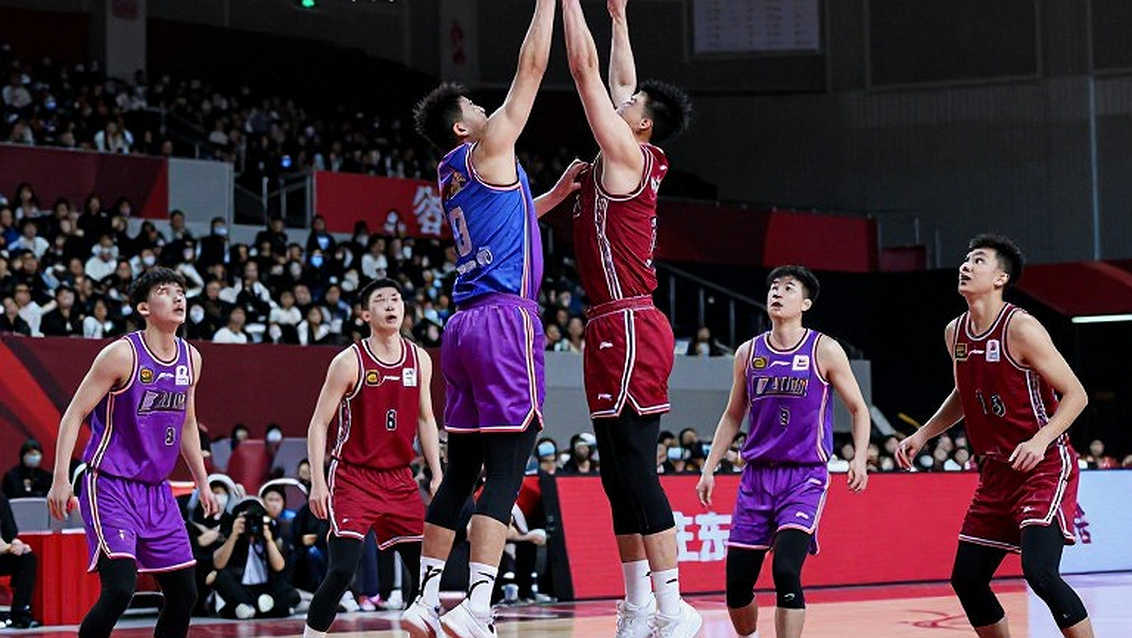 Arellano hạ Letran 82-81: Một điểm, ba cú đánh rơi và khoảng trống mang tên Manalili
