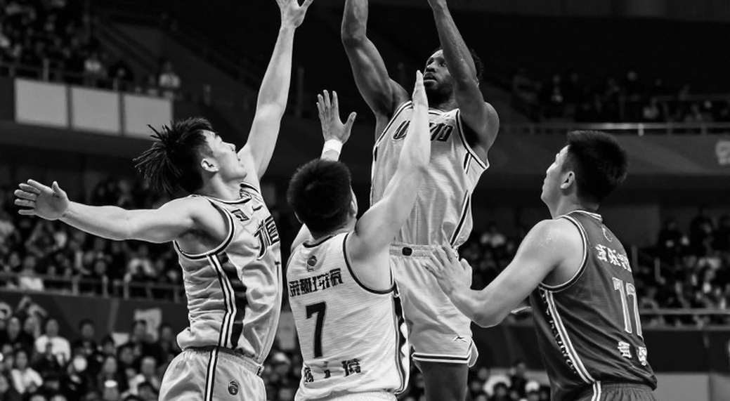 Giannis ra mắt Miami Heat: 'Chúng tôi không thể vô địch ở Game 1' và bài toán khoảng trống bên cạnh Bam Adebayo