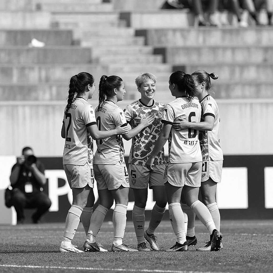 Hợp đồng bóng ma giữa mùa dịch: Khi V-League tạm dừng, cái chợ người vẫn họp qua điện thoại