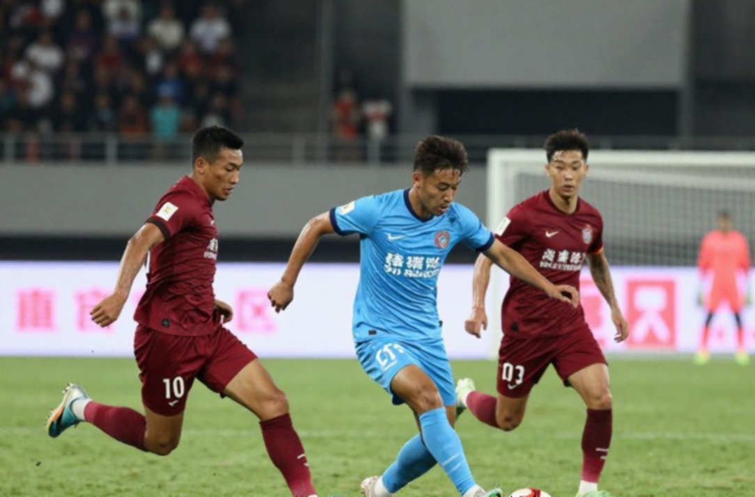 Giữa phòng họp báo derby: những tấm ảnh A4, khoảng cách 6 điểm và một niềm tin đang mỏng dần