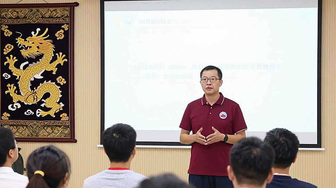 Williams Minh Hoàng và cấu trúc hàng công bị viết lại: Một mũi nhọn 1m90 đứng giữa hai cánh cửa pháp lý Williams Minh Hoàng và cấu trúc hàng công bị viết lại: Một mũi nhọn 1m90 đứng giữa hai cánh cửa pháp lý